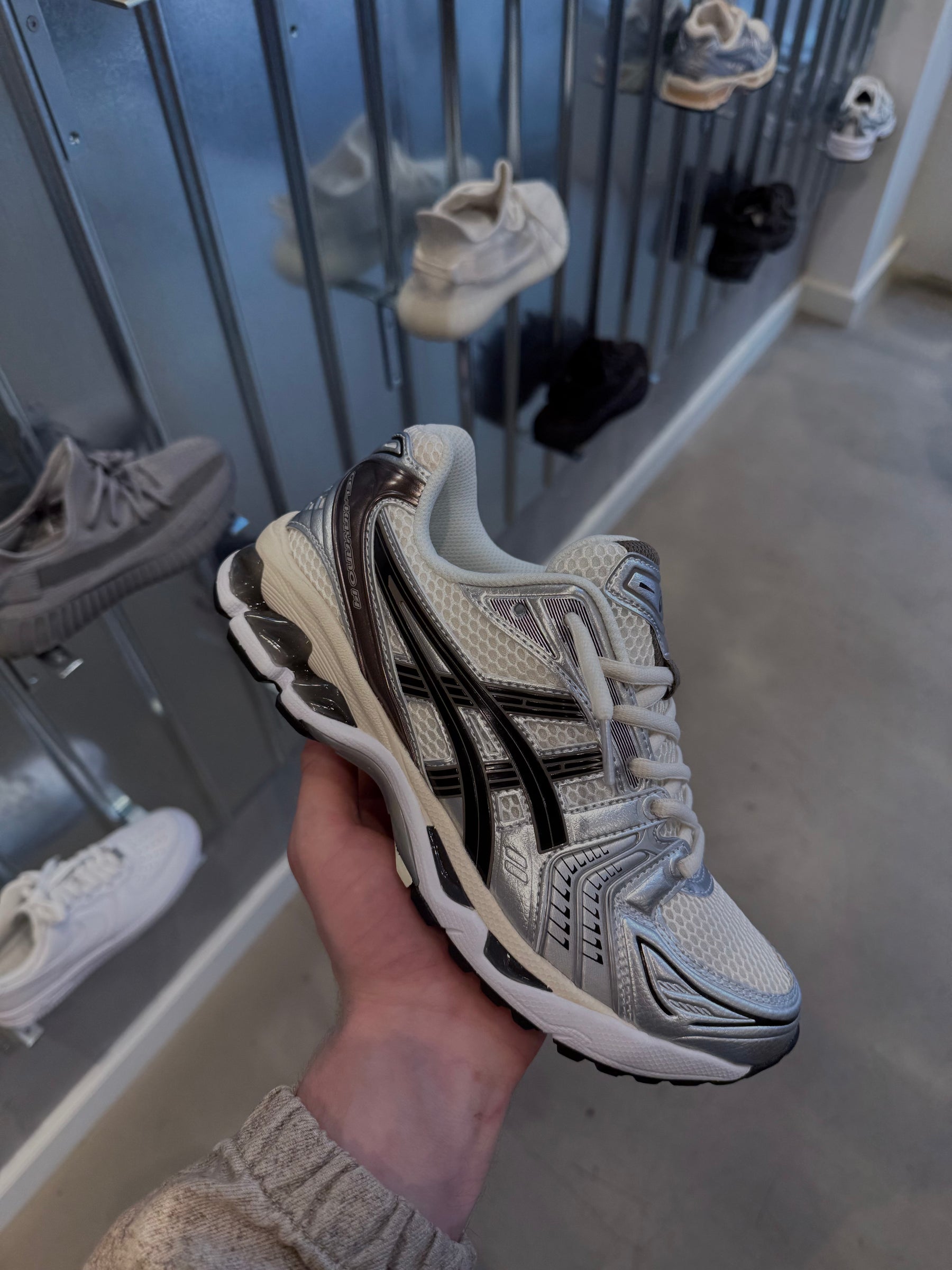 KAYANO CREAM BLACK - Klaim