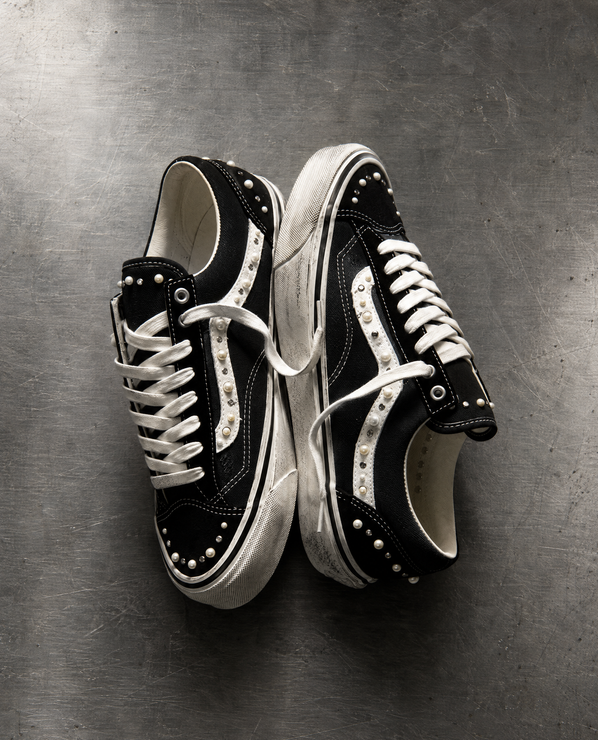 PEARL & STUDS – BLACK WHITE KLAIM