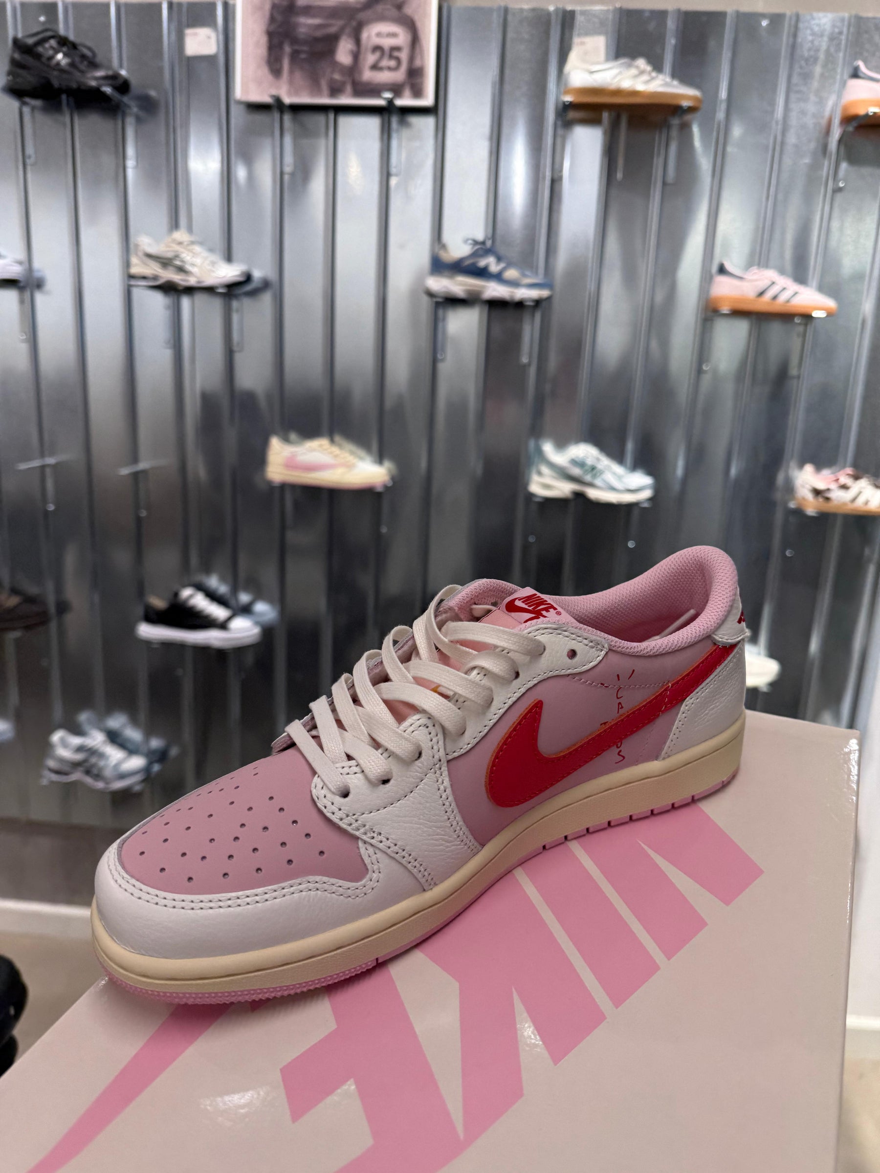TROPICAL PINK TRAVIS SCOTT