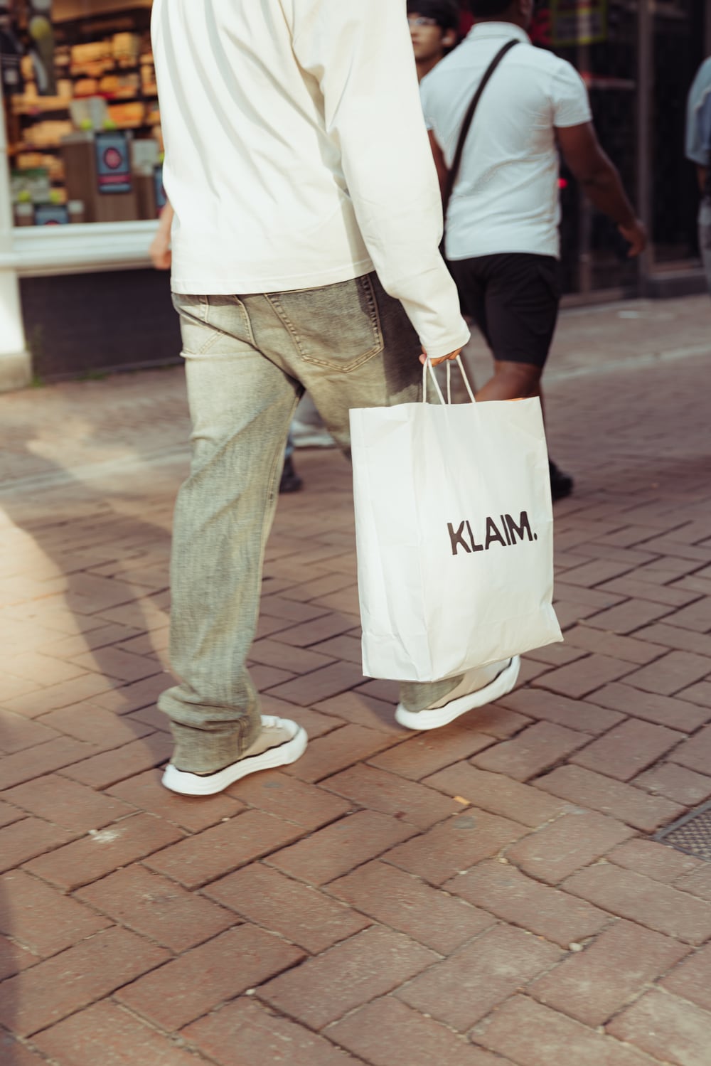 KLAIM outfit and shopping bag details